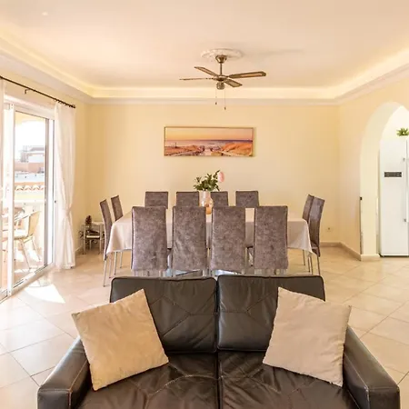 Spacious Victoria Heated Pool Villa *