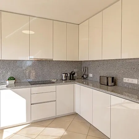 Spacious Victoria Heated Pool *