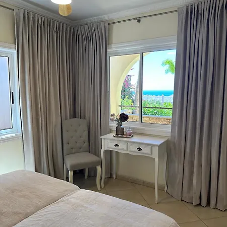 Spacious Victoria Heated Pool Villa *