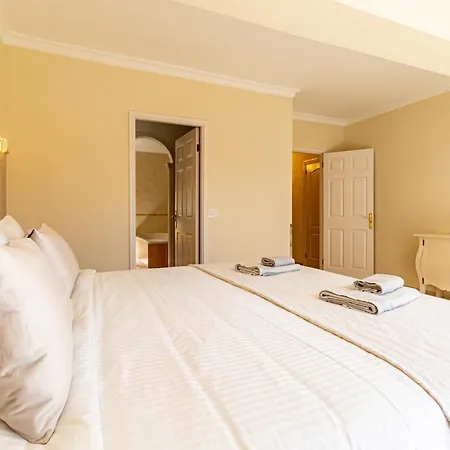 Villa Spacious Victoria Heated Pool *