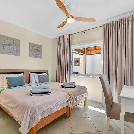 Villa Spacious Victoria Heated Pool