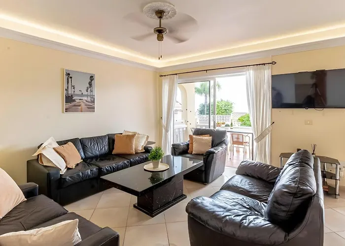 Spacious Victoria Heated Pool *