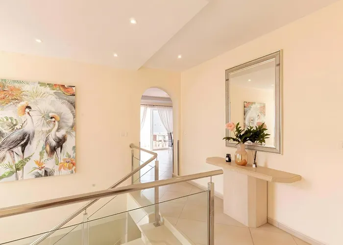 Spacious Victoria Heated Pool Villa *