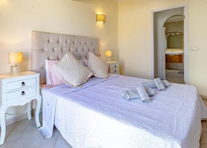 Villa Spacious Victoria Heated Pool *